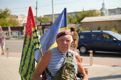 До Сум приїхав 77-річний волонтер Григорій Янченко, який збирає гроші на потреби української армії До Сум приїхав 77-річний волонтер Григорій Янченко, який збирає гроші на потреби української армії