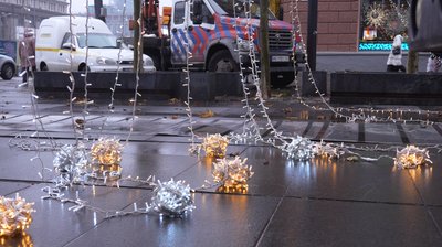 "Зоряне небо" у центрі Дніпра. Як комунальники прикрашають місто до різдвяних свят "Зоряне небо" у центрі Дніпра. Як комунальники прикрашають місто до різдвяних свят