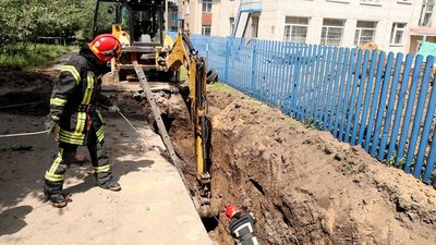 Під час будівництва укриття у вінницькому дитсадку людину засипало землею Під час будівництва укриття у вінницькому дитсадку людину засипало землею