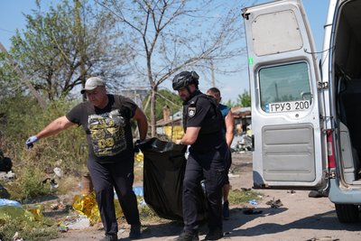 Поліція працює на місці влучання в Печенігах Поліція працює на місці влучання в Печенігах