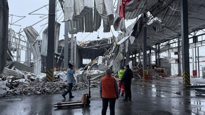 Термінал "Нової пошти" у Коротичі на Харківщині після ударів РФ Термінал "Нової пошти" у Коротичі на Харківщині після ударів РФ