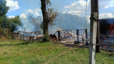 Росіяни безпілотниками атакували село на прикордонні Чернігівщини: згоріли два будинки