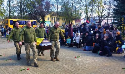 На щиті: громада Черкащини провела в останню путь захисника На щиті: громада Черкащини провела в останню путь захисника