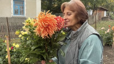 Світлана Степанюк із жоржинами Світлана Степанюк із жоржинами
