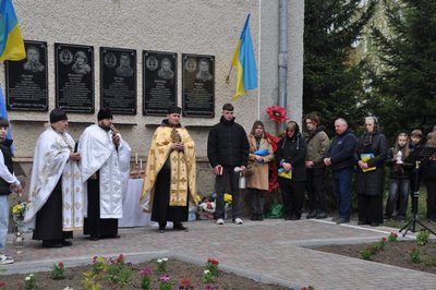 Священники освятили пам’ятні знаки, Дружбівський ЗЗСО І-ІІІ ст., Володимир Мандзюк, Сергій Малик, Андрій Юрчик, 4 травня 2026, Тернопіль Священники освятили пам’ятні знаки, Дружбівський ЗЗСО І-ІІІ ст., Володимир Мандзюк, Сергій Малик, Андрій Юрчик, 4 травня 2026, Тернопіль
