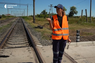 "З чоловіками треба мʼяко": на Одещині жінка керує бригадою залізничників "З чоловіками треба мʼяко": на Одещині жінка керує бригадою залізничників