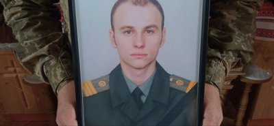 У Хмельницькому попрощалися із двома бійцями, які загинули на фронті У Хмельницькому попрощалися із двома бійцями, які загинули на фронті