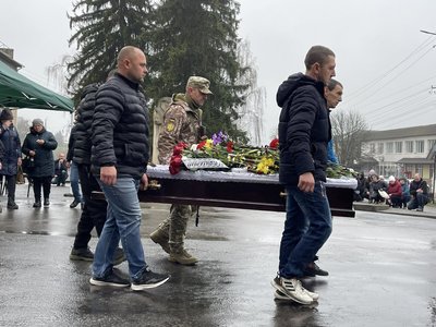 На Черкащині попрощалися із загиблим поблизу Костянтинівки захисником На Черкащині попрощалися із загиблим поблизу Костянтинівки захисником