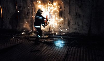 Під час пожежі у приватному гаражі вогнем знищено три мікроавтобуси "Mercedes Sprinter" та автобус "Setra" Під час пожежі у приватному гаражі вогнем знищено три мікроавтобуси "Mercedes Sprinter" та автобус "Setra"