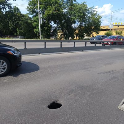 Просіло покриття: в Києві обмежили рух авто на вулиці Теліги Просіло покриття: в Києві обмежили рух авто на вулиці Теліги