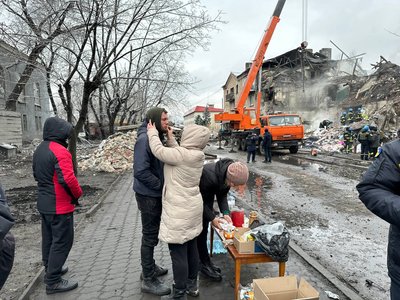 Люди поряд із будинком, пошкодженим ракетним ударом РФ, Новогродівка, Донецька область Люди поряд із будинком, пошкодженим ракетним ударом РФ, Новогродівка, Донецька область