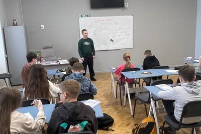У Львові студент із порушенням зору провів уроки історії у школі №62 У Львові студент із порушенням зору провів уроки історії у школі №62