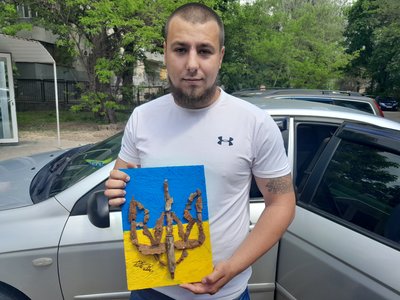 Збирає уламки від снарядів РФ та викладає з них герби України. Історія жителя Антонівки з Херсонщини Збирає уламки від снарядів РФ та викладає з них герби України. Історія жителя Антонівки з Херсонщини