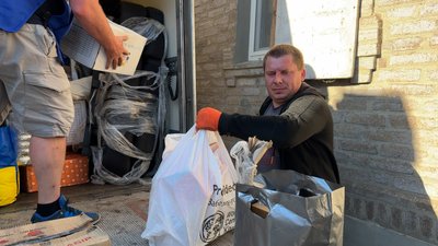 Разом із меблями, технікою та тваринами: із Малотаранівки евакуювали багатодітну родину Разом із меблями, технікою та тваринами: із Малотаранівки евакуювали багатодітну родину