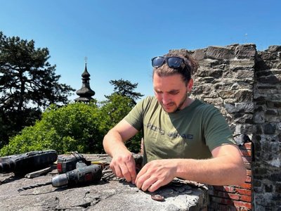 В Ужгородському замку відновили пошкоджену мініскульптурку В Ужгородському замку відновили пошкоджену мініскульптурку