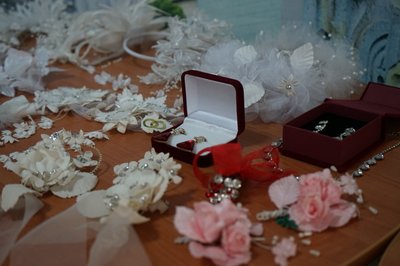 Сукні, серпанки, факел: на Кіровоградщині відкрили виставку весільних аксесуарів Сукні, серпанки, факел: на Кіровоградщині відкрили виставку весільних аксесуарів