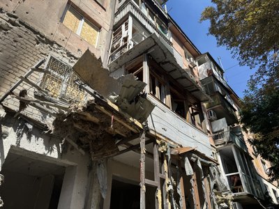 Наслідки обстрілу Дніпровського району Херсона: що розповіли очевидці Наслідки обстрілу Дніпровського району Херсона: що розповіли очевидці