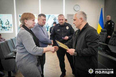 В Одесі родинам дев'ятьох загиблих від атак РФ поліцейських передали відзнаки "За оборону України" В Одесі родинам дев'ятьох загиблих від атак РФ поліцейських передали відзнаки "За оборону України"