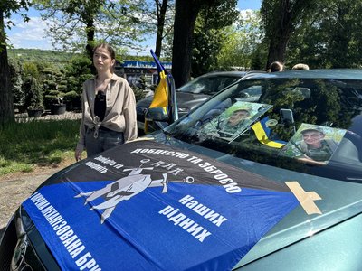 Рідні загиблих героїв розмістити їх портрети у авто