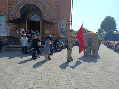 "Помер на руках": у Хмельницькому попрощались із військовим Павлом Матвеєвим "Помер на руках": у Хмельницькому попрощались із військовим Павлом Матвеєвим