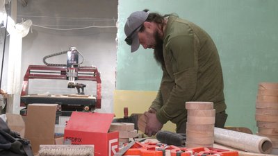 Ветеран Володимир Косолапов, майстерня з деревообробки, Івано-Франківськ Ветеран Володимир Косолапов, майстерня з деревообробки, Івано-Франківськ