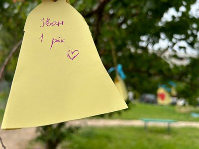 В Умані в памʼять про вбитих Росією дітей, розвісили паперові дзвіночки В Умані в памʼять про вбитих Росією дітей, розвісили паперові дзвіночки
