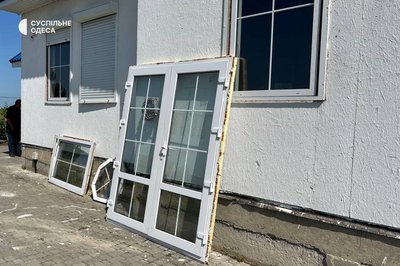 Вибиті вікна та вирва біля храму: фото наслідків російської атаки на Овідіополь Вибиті вікна та вирва біля храму: фото наслідків російської атаки на Овідіополь