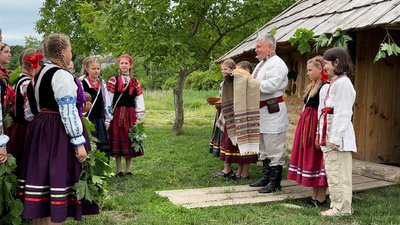 На Оствиці біля Гостинної хати. Відтворення давнього обряду Полісся — Водіння Куста на Трійцю