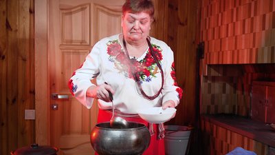 "Кулінарний спадок": як на Рівненщині готують давню поліську підбиту юшку з грибами та солов’ями