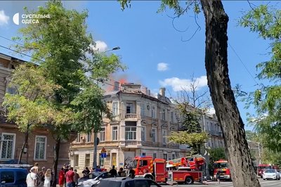 У центрі Одеси горить житловий будинок: на місці працюють пожежники та медики У центрі Одеси горить житловий будинок: на місці працюють пожежники та медики