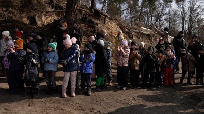 У Чернігові рятувальники показали дітям, як рятувати людей на кризі У Чернігові рятувальники показали дітям, як рятувати людей на кризі