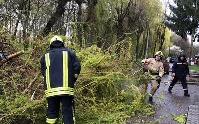 Наслідки негоди долали рятувальники у Рівному та області Наслідки негоди долали рятувальники у Рівному та області
