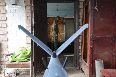 Військовий 34 ОБрБО з позивним "Шок" біля розвідувального безпілотника GOR на позиції аеророзвідки на Херсонщині Військовий 34 ОБрБО з позивним "Шок" біля розвідувального безпілотника GOR на позиції аеророзвідки на Херсонщині