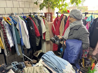 Одяг безкоштовно для переселенців і місцевих: як працює «Шафа доброти» на Буковині Одяг безкоштовно для переселенців і місцевих: як працює «Шафа доброти» на Буковині