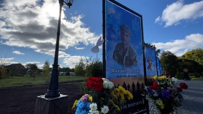 У селищі на Чернігівщині місцеві жителі своїм коштом облаштували Алею пам’яті загиблих героїв У селищі на Чернігівщині місцеві жителі своїм коштом облаштували Алею пам’яті загиблих героїв