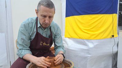 переселенець з Бахмута майстер народної творчості Дмитро Денисенко Краматорськ Донецька область 4 грудня 2024 рік переселенець з Бахмута майстер народної творчості Дмитро Денисенко Краматорськ Донецька область 4 грудня 2024 рік