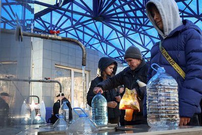 Одесити наповнюють пляшки питною водою. Місто без світла і води через удари російських ракет та БпЛА, які пошкодили енергетичну інфраструктуру в місті та області, 13 грудня 2025 року Одесити наповнюють пляшки питною водою. Місто без світла і води через удари російських ракет та БпЛА, які пошкодили енергетичну інфраструктуру в місті та області, 13 грудня 2025 року