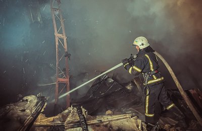 На Буковині згорів деревообробний цех: які наслідки пожежі На Буковині згорів деревообробний цех: які наслідки пожежі