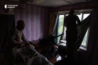 Бійці розрахунку РГС спецпідрозділу "Омега" знімають з вікна маскування і готують до роботи ручний гранатомет у Родинському Бійці розрахунку РГС спецпідрозділу "Омега" знімають з вікна маскування і готують до роботи ручний гранатомет у Родинському