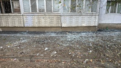 Скло з вибитих вибухом вікон Скло з вибитих вибухом вікон