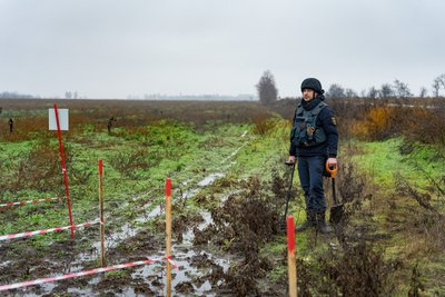 "Тут все в російських мінах". Як на Херсонщині розміновують території "Тут все в російських мінах". Як на Херсонщині розміновують території