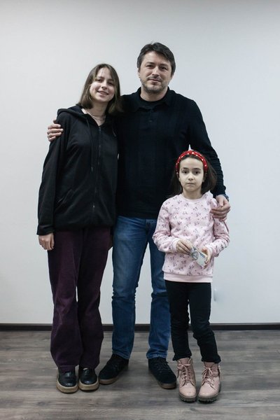 Семирічна житомирянка обрізала та продала своє волосся: гроші передала Сергію Притулі для ЗСУ