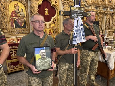 У Полтаві попрощалися із воїнами ЗСУ Антоном Шаповаловим та Євгенієм Стороженком У Полтаві попрощалися із воїнами ЗСУ Антоном Шаповаловим та Євгенієм Стороженком