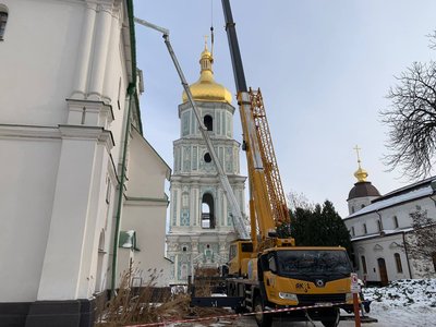 На Софійському соборі в Києві демонтують хрести для подальшої реставрації На Софійському соборі в Києві демонтують хрести для подальшої реставрації
