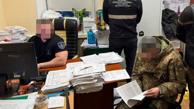 Продали 13 000 літрів пального, яке було для військової техніки: трьом посадовцям в/ч на Чернігівщині оголосили підозри Продали 13 000 літрів пального, яке було для військової техніки: трьом посадовцям в/ч на Чернігівщині оголосили підозри