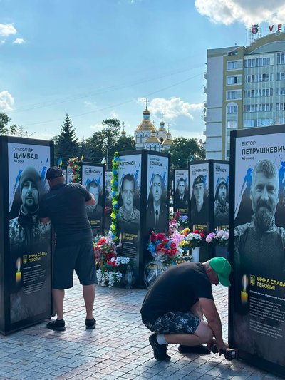 24 портрети загиблих військовослужбовців встановили в центрі Рівного 24 портрети загиблих військовослужбовців встановили в центрі Рівного