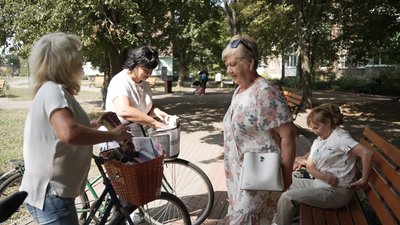 У Бахмачі, що на Чернігівщині, бібліотекарки раз на місяць їздять на велосипедах та пропонують людям книги У Бахмачі, що на Чернігівщині, бібліотекарки раз на місяць їздять на велосипедах та пропонують людям книги