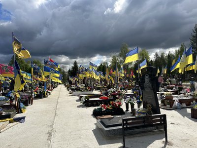 Один поминальний день у Сумах і спогади рідних про захисників Один поминальний день у Сумах і спогади рідних про захисників