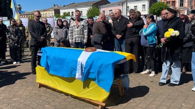 "Він був справжнім патріотом": на Рівненщині попрощалися з 30-річним Іллею Міщуком "Він був справжнім патріотом": на Рівненщині попрощалися з 30-річним Іллею Міщуком