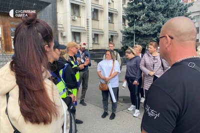 "Щоб нас не лише почули, а щось почали робити": в Одесі під будівлею ОВА зібралися рідні полонених з "Азовсталі" "Щоб нас не лише почули, а щось почали робити": в Одесі під будівлею ОВА зібралися рідні полонених з "Азовсталі"